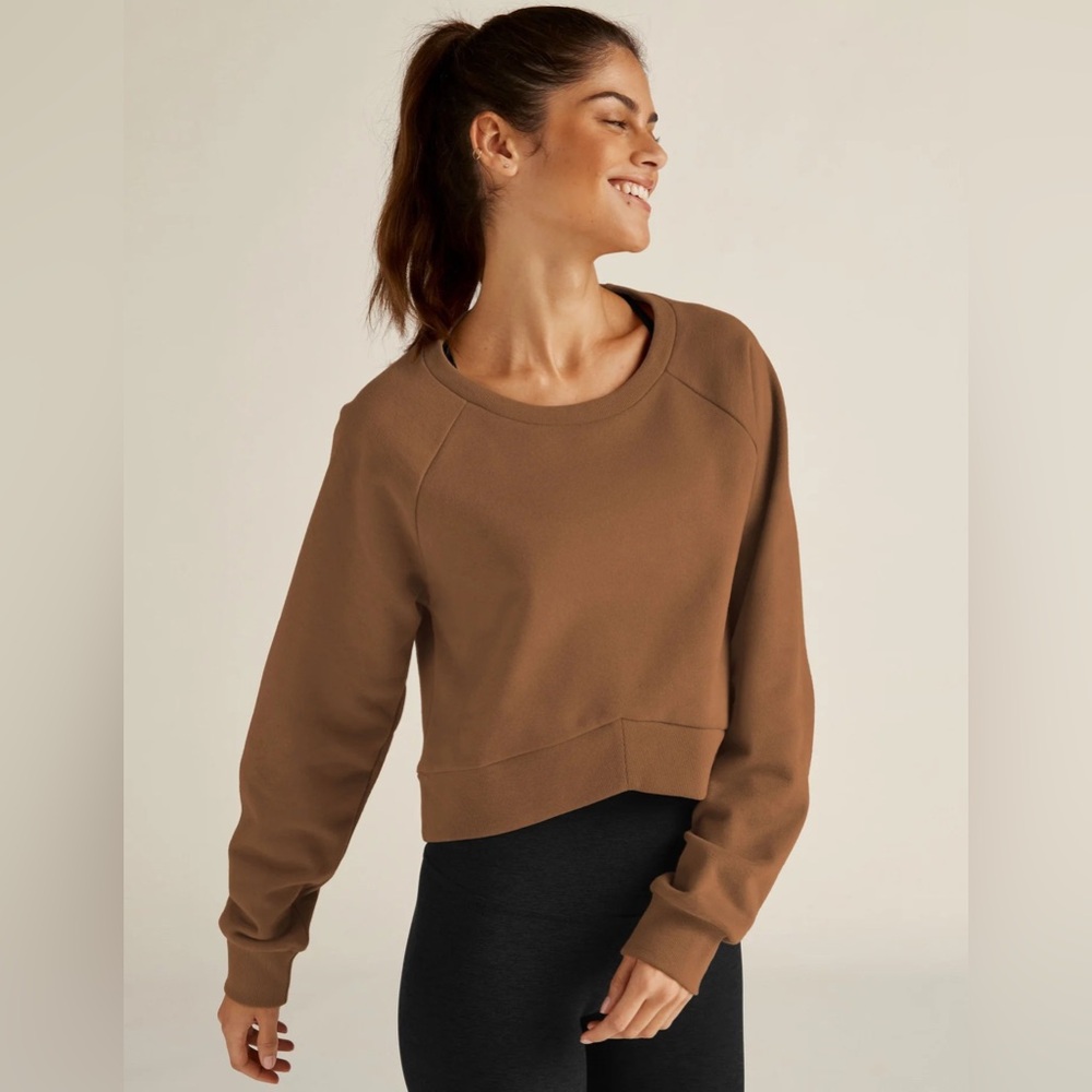 Beyond Yoga Uplift Cropped Pullover Sweatshirt in Toffee